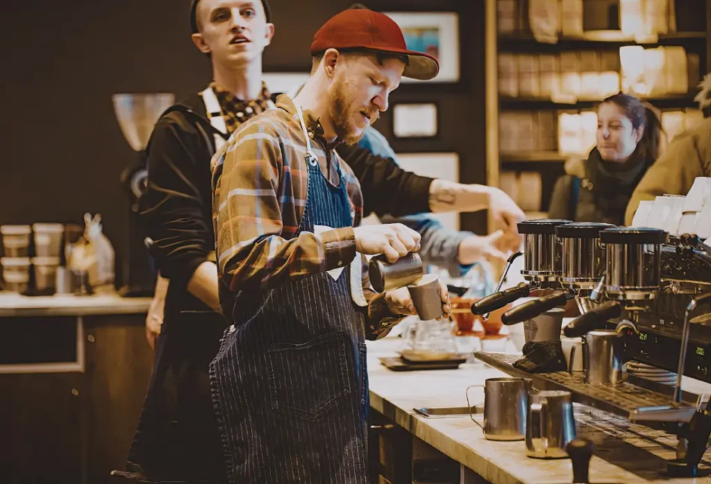 Matot ravintolassa tukevat ravintolan siisteyttä ja hygieniaa. Yrityksen tiloissa löytyy lisäksi ratkaisuja, joista löydät kaikki eri tuotteita ja työvaatteita. Autamme valitsemaan sopivat työvaatteet koko ravintola-alan tarpeisiin.