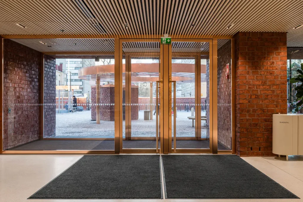 Julkisen tilan matto ei ole vain mikä tahansa palanen kangasta, vaan myös helppo tapa parantaa tilan toimivuutta. Maton toimivuuteen liittyvät myös monet muut asiat, kuten turvallisuus, siisteys ja paljon muita.