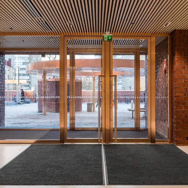 Julkisen tilan matto ei ole vain mikä tahansa palanen kangasta, vaan myös helppo tapa parantaa tilan toimivuutta. Maton toimivuuteen liittyvät myös monet muut asiat, kuten turvallisuus, siisteys ja paljon muita.